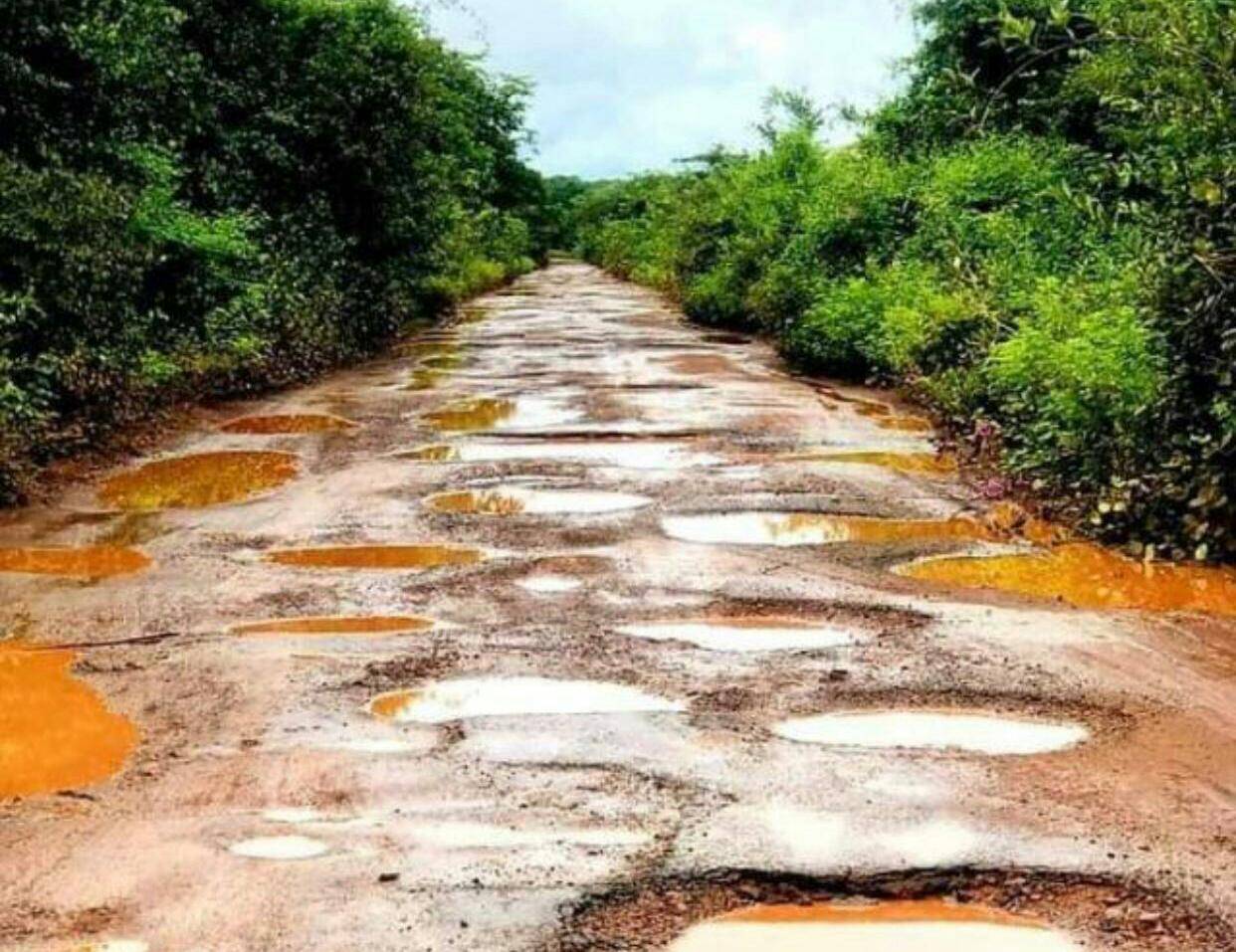 Crateras na estrada e ponte caída isolam a cidade de Matias Olímpio